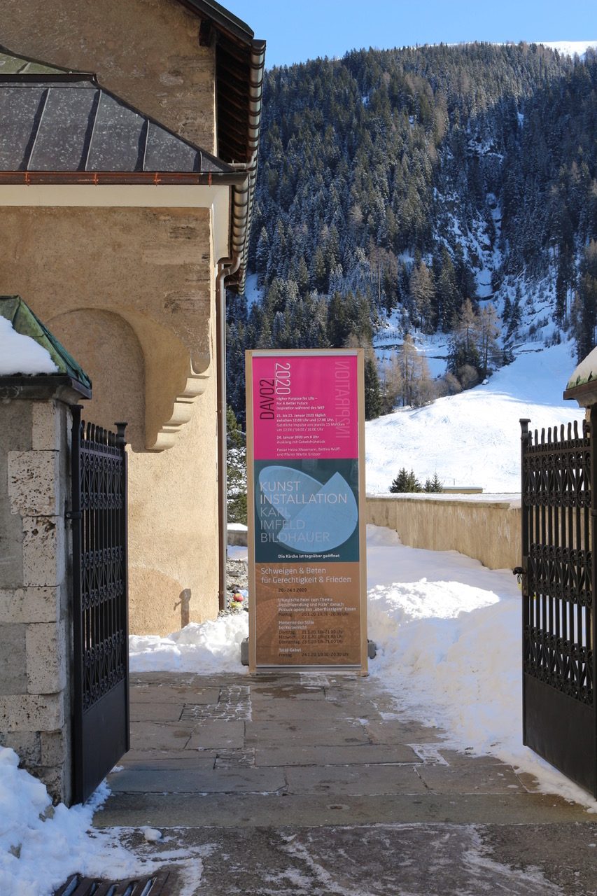 Zu sehen ist das Eingangstor und die Oben aufgeführten Plakate des DAVOS 2020.